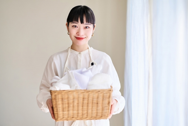 洗濯物を持つ女性