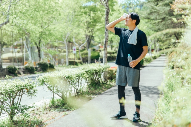 外で過ごす男性