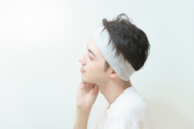 ヘアバンドで前髪と横の髪を上げる