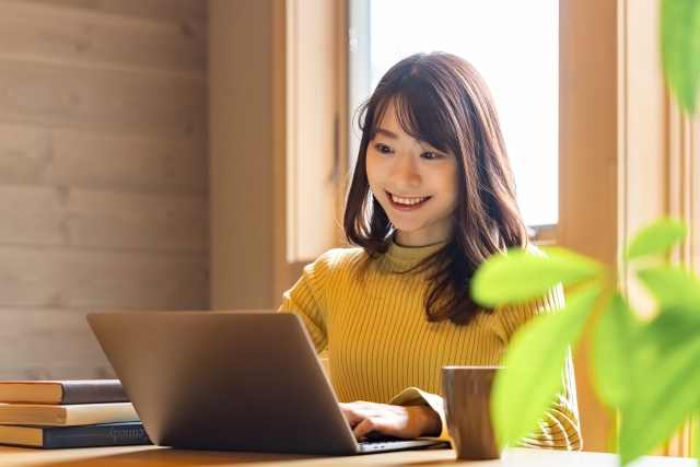 在宅ワーク中の女性