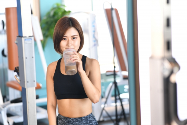 プロテインを飲む女性