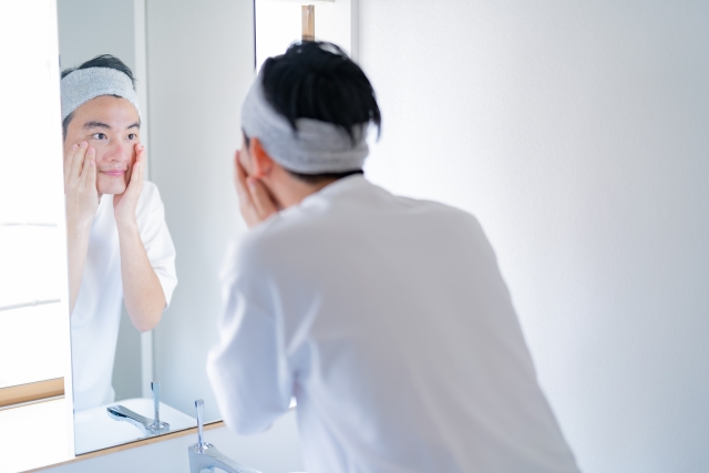 スキンケアをする男性