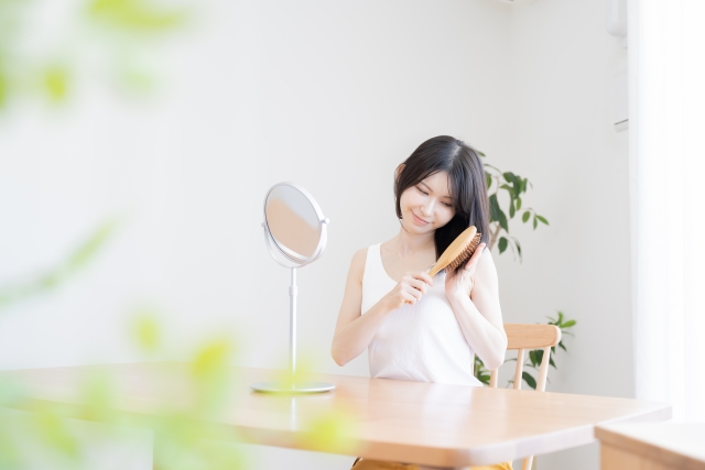 髪の毛をとく女性