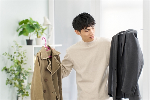 コートを選んでいる男性