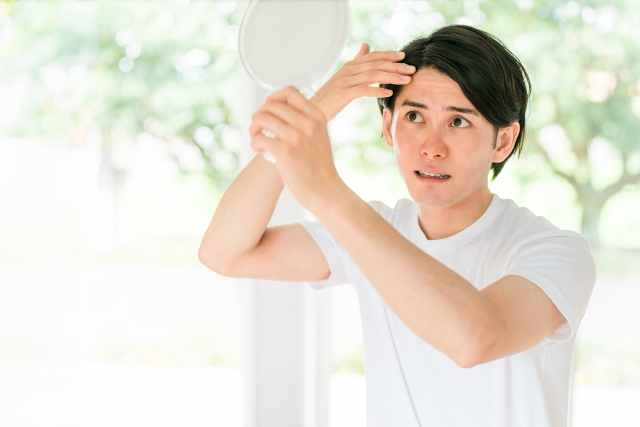 頭皮のニオイが気になる男性
