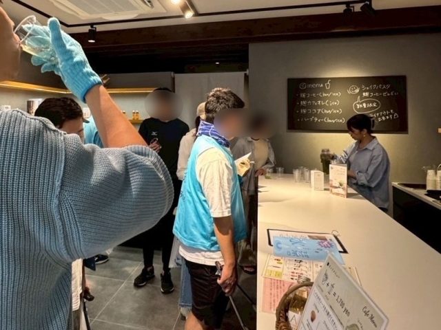 ゴミ拾い途中に店内で水分補給