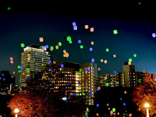 夜空に舞うランタン