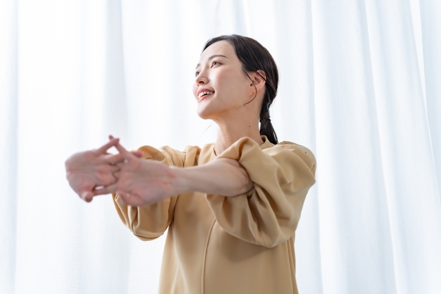 伸びをする女性