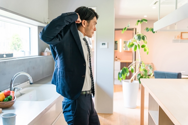 朝身支度をする男性