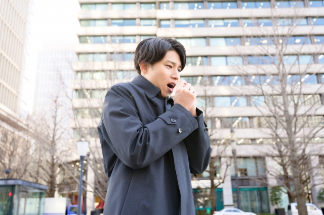 冬で寒く体調不良を懸念する男性
